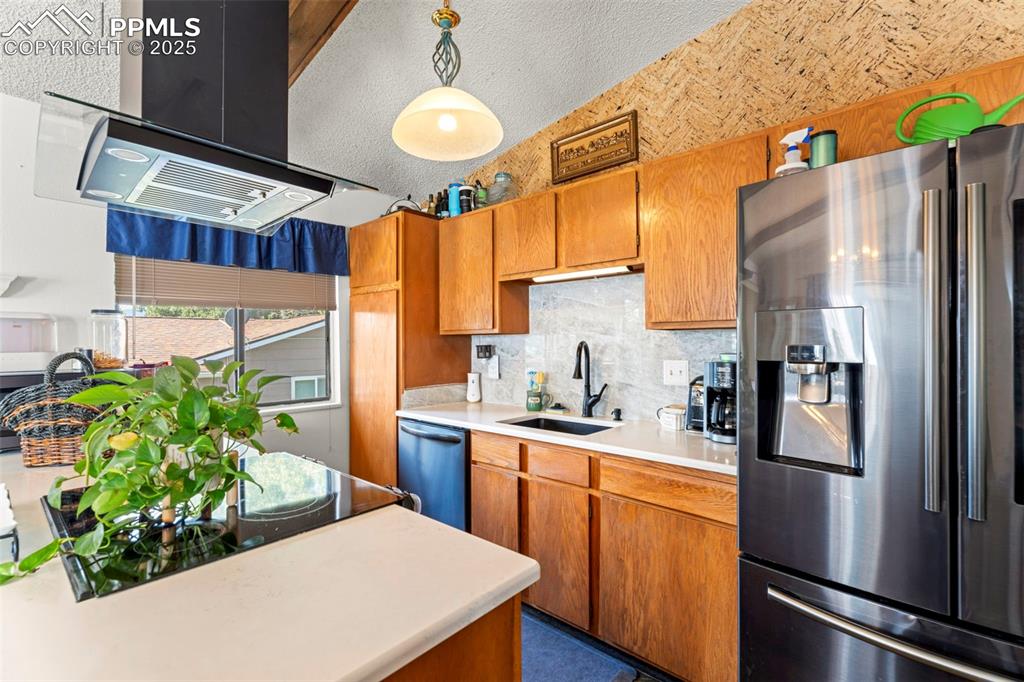 Image 13 of 40: Kitchen