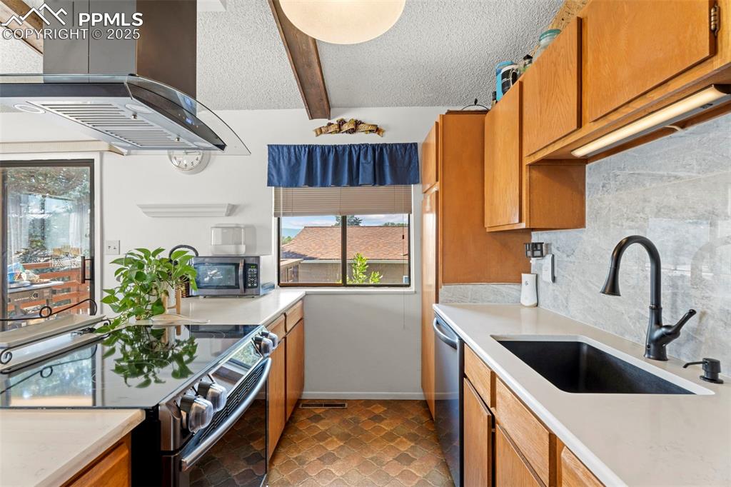 Image 14 of 40: Kitchen