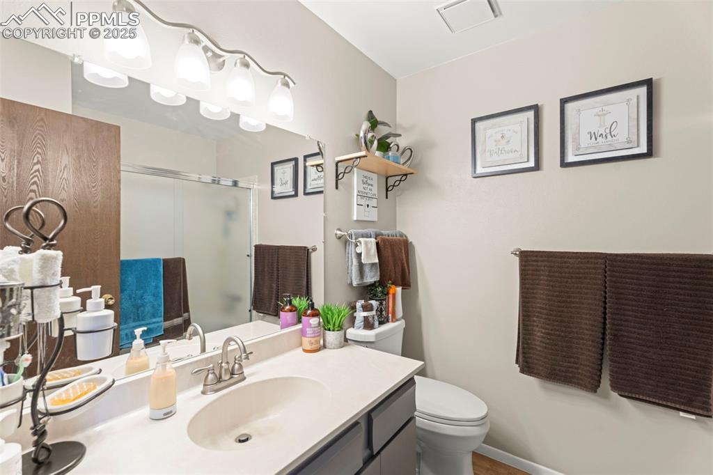 Image 15 of 40: Bathroom