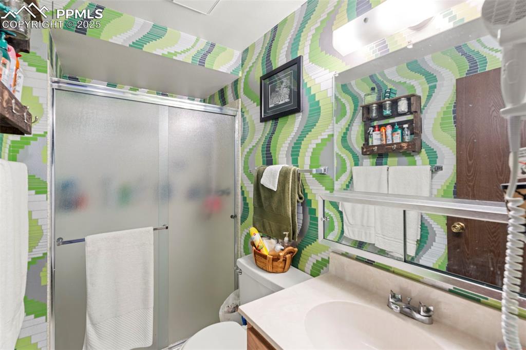 Image 18 of 40: Bathroom