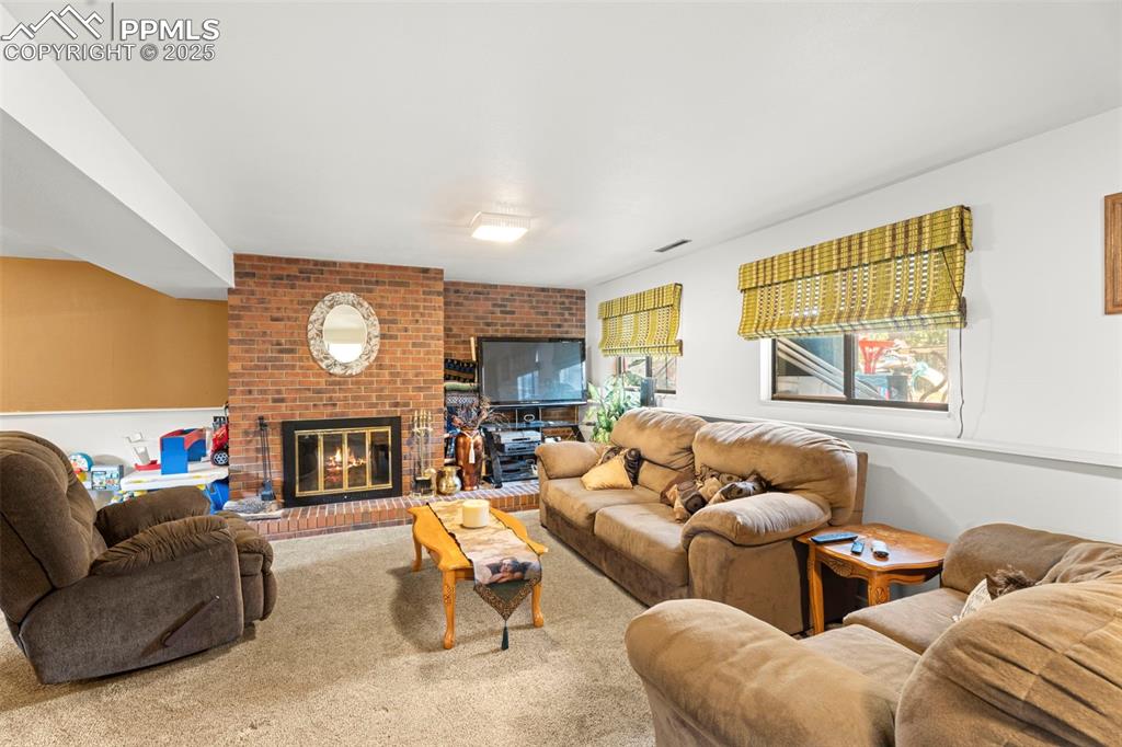 Image 25 of 40: Living Room