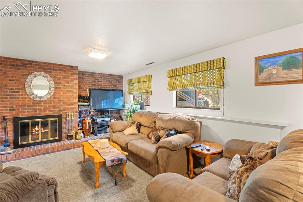 Image 27 of 40: Living Room