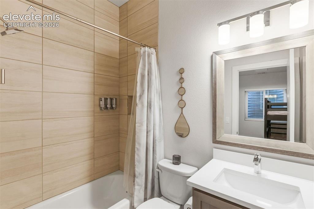 Image 21 of 42: Bathroom