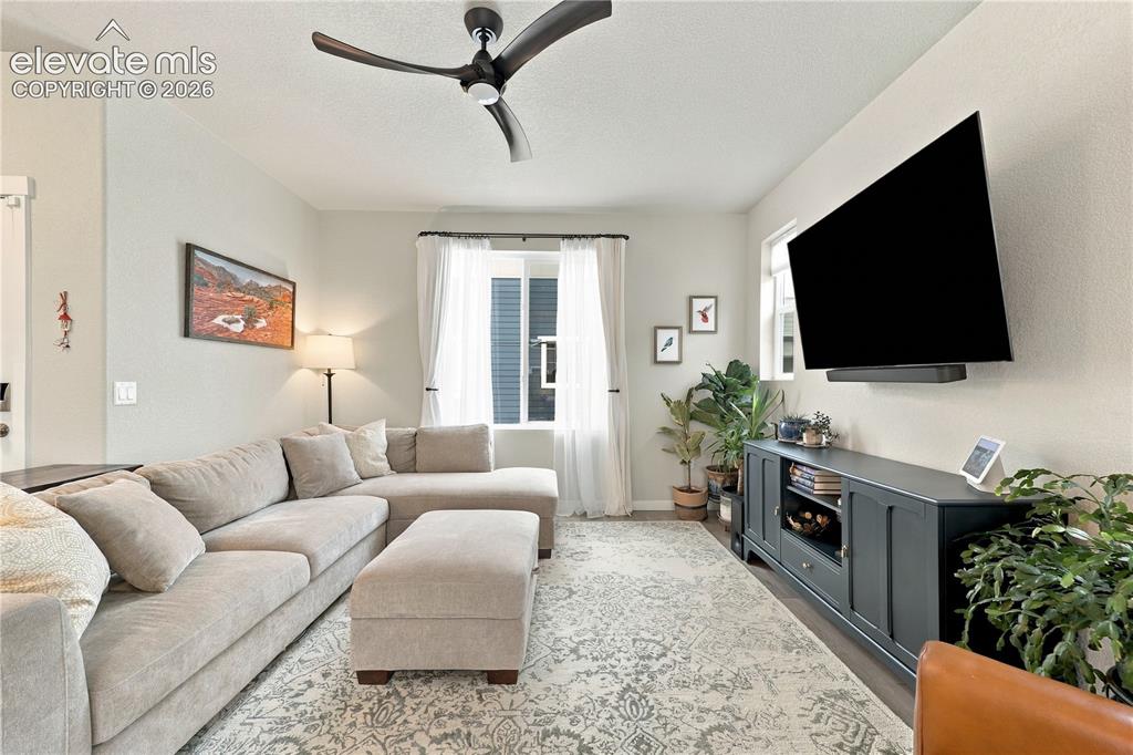 Image 10 of 50: Spacious living room.