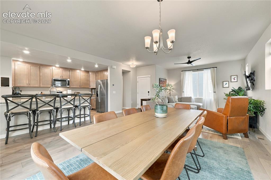 Image 15 of 50: Large dining area.
