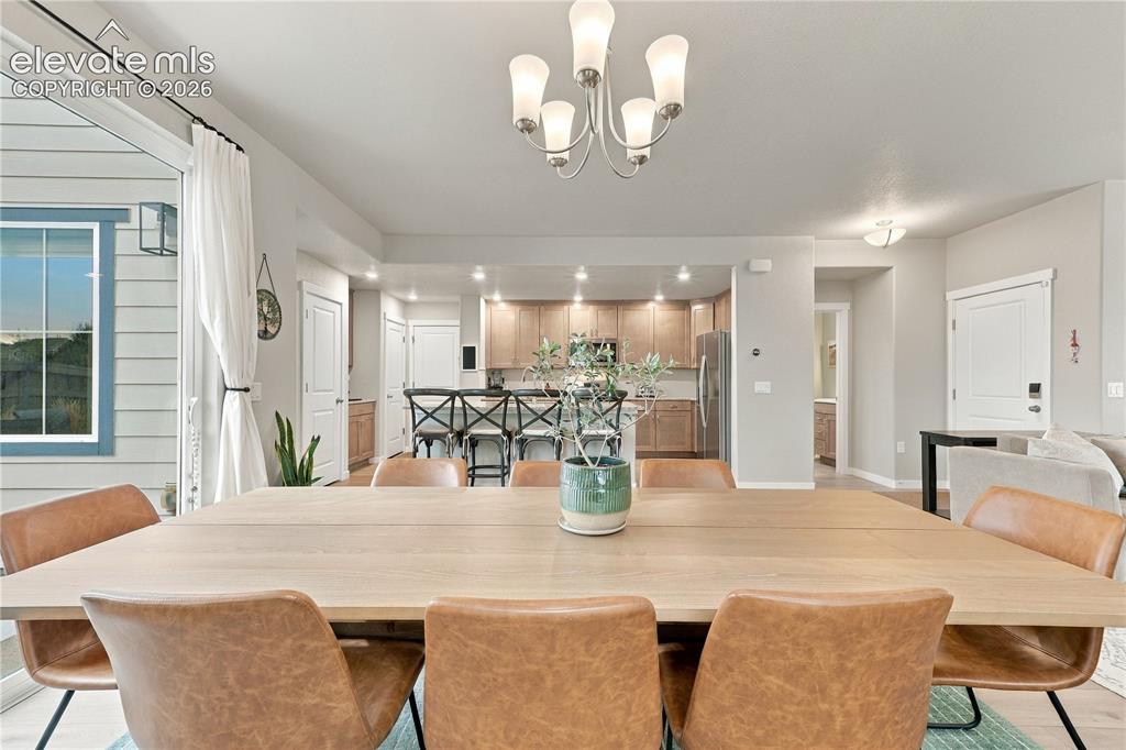 Image 16 of 50: Dining Area