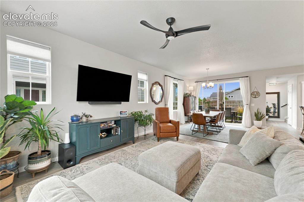 Image 19 of 50: Living Room