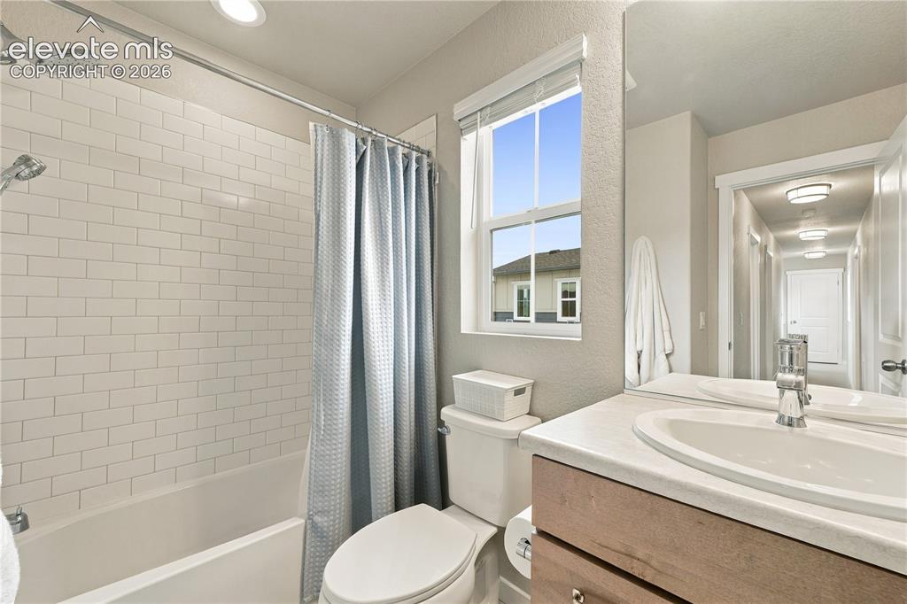 Image 36 of 50: Upper level full bath.