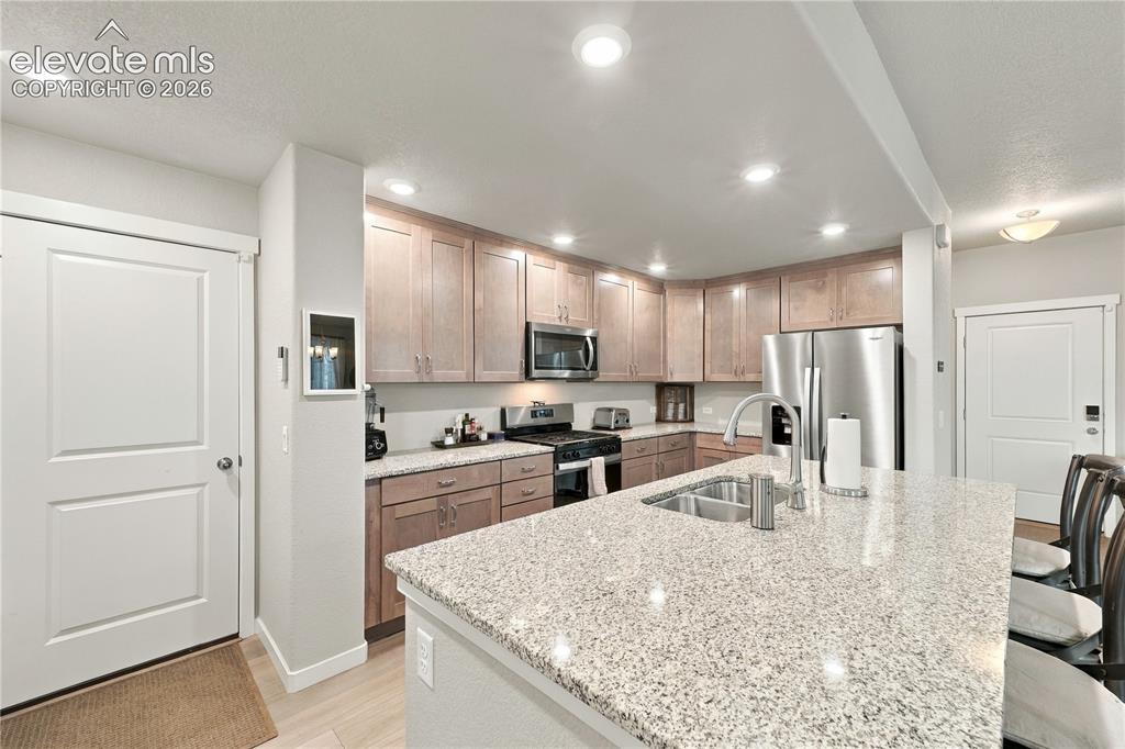Image 8 of 50: Beautiful granite countertops.