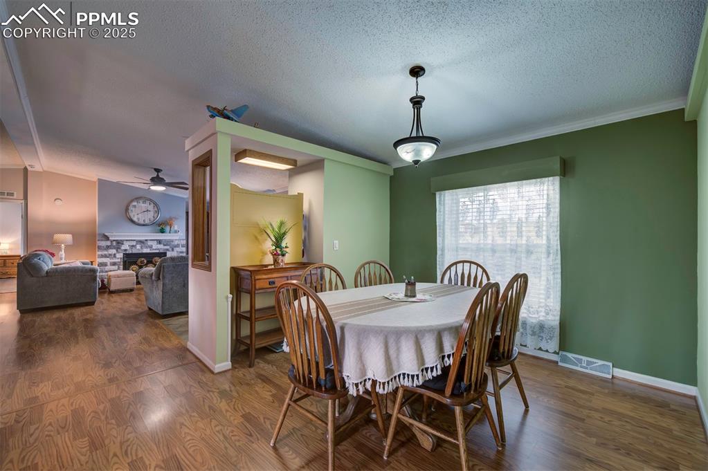 Image 10 of 24: Dining Area