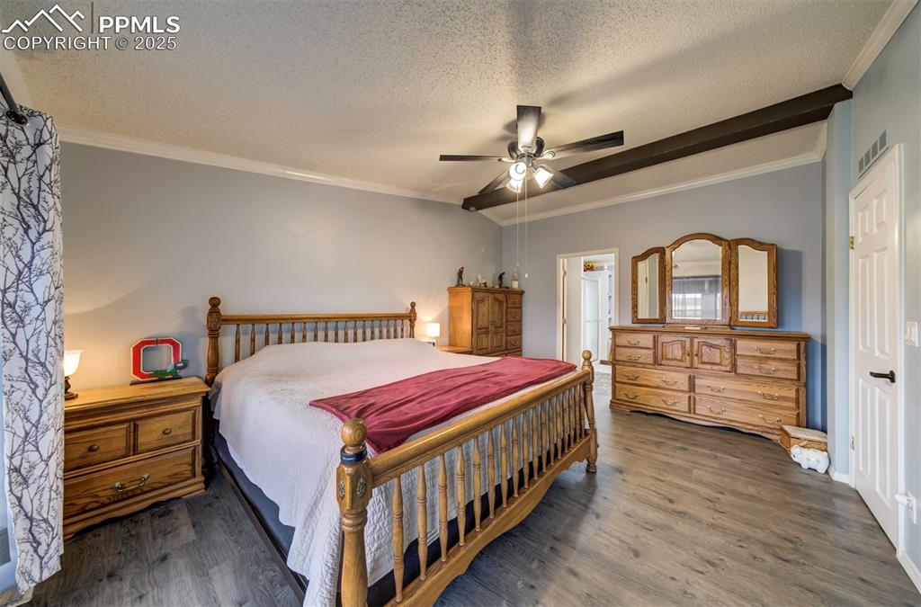 Image 14 of 24: Bedroom