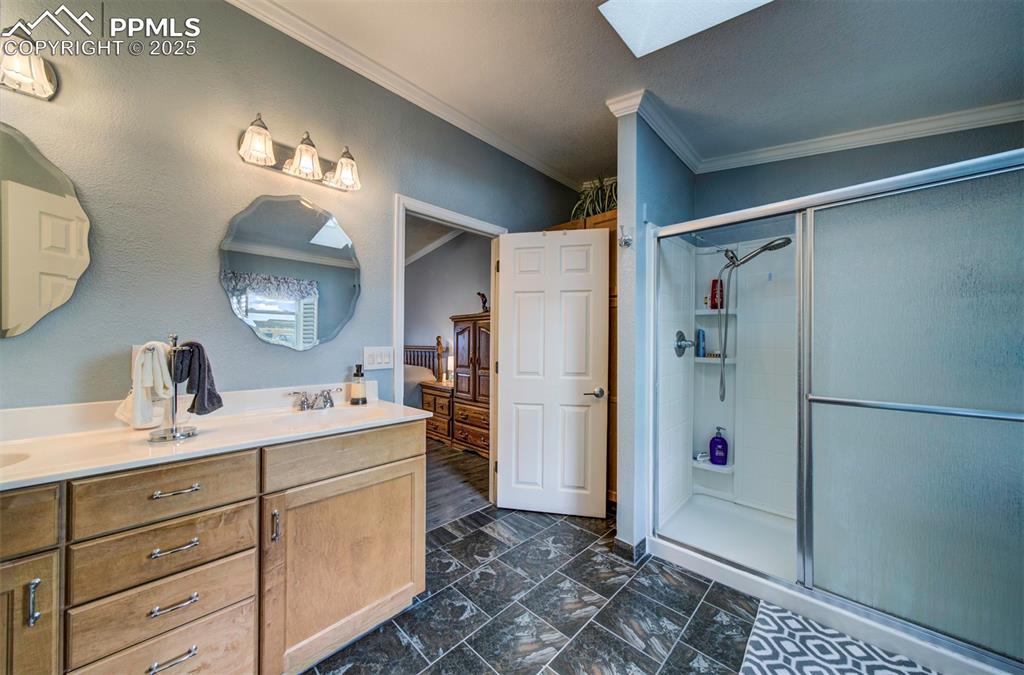 Image 15 of 24: Bathroom