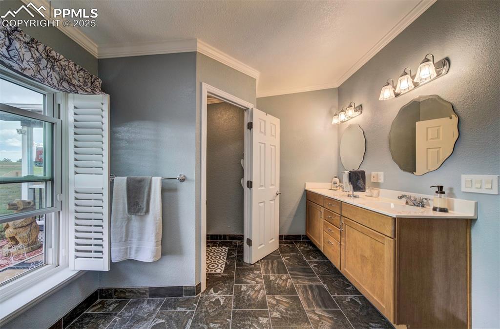 Image 16 of 24: Bathroom