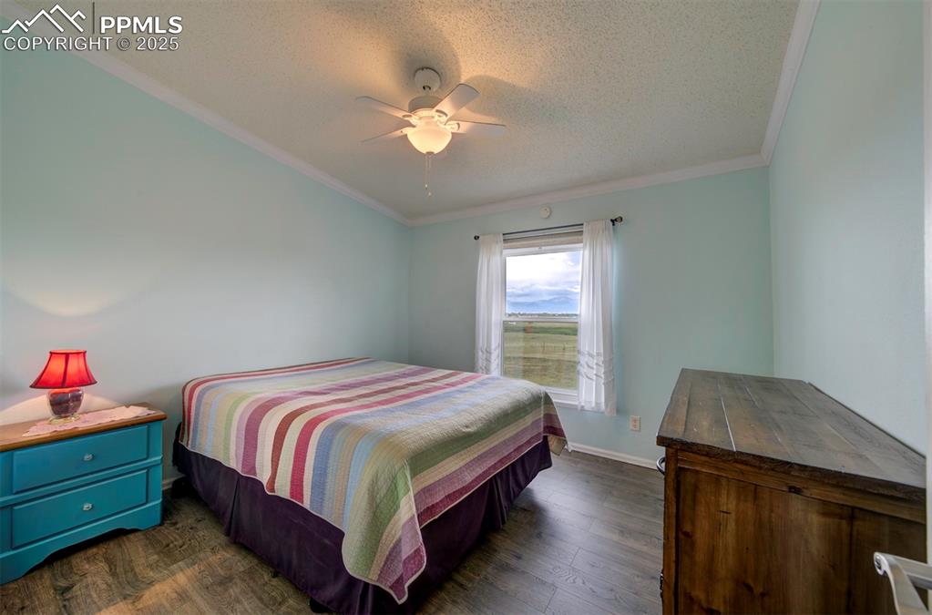 Image 17 of 24: Bedroom