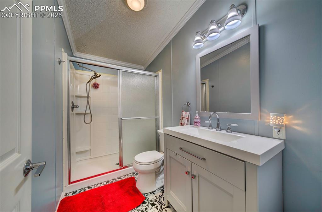 Image 18 of 24: Bathroom