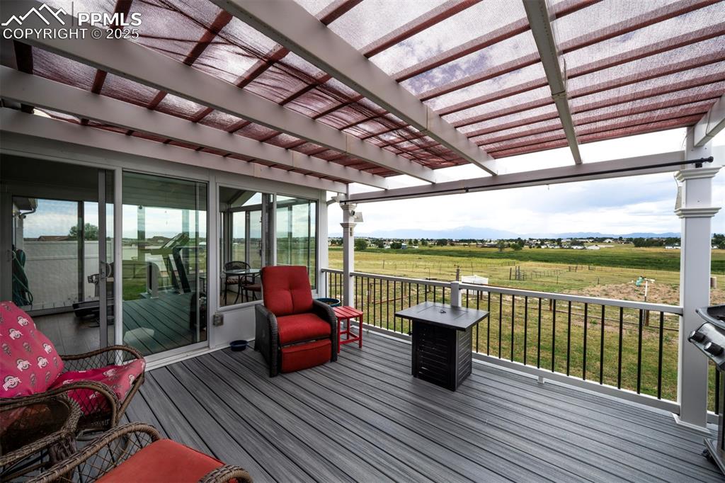 Image 19 of 24: Deck