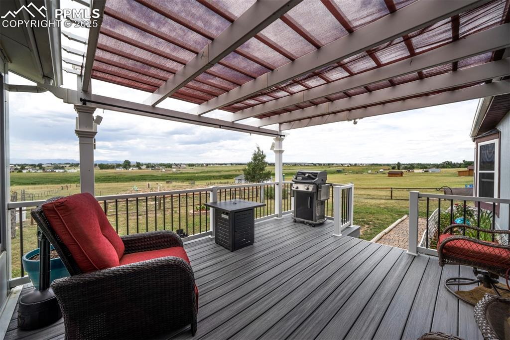 Image 20 of 24: Deck