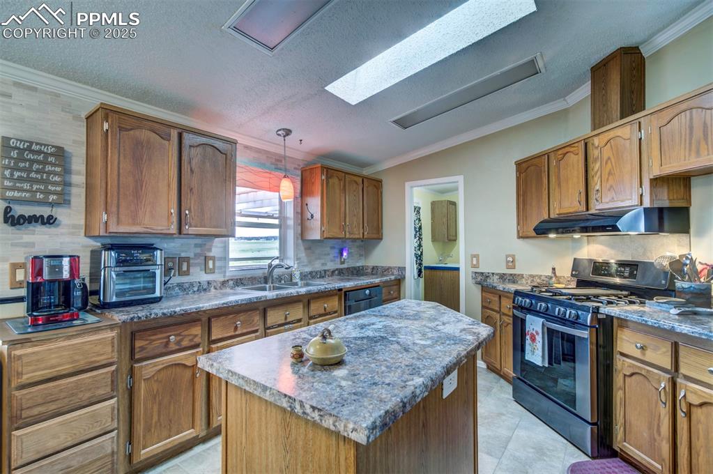 Image 7 of 24: Kitchen