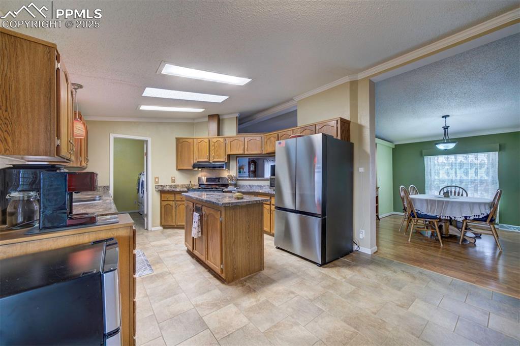 Image 9 of 24: Kitchen