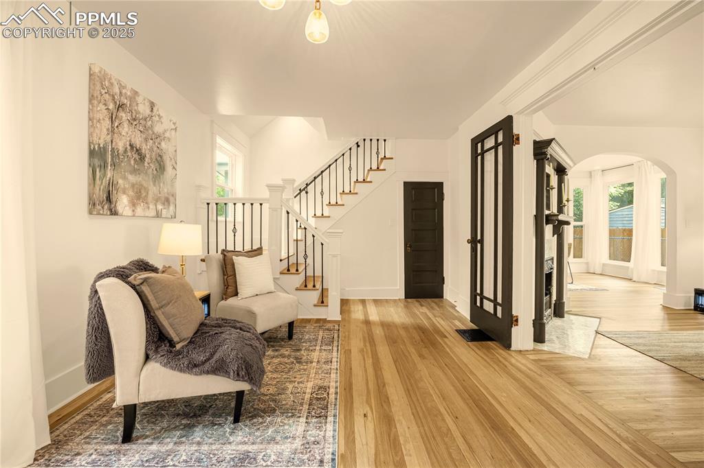 Image 10 of 50: Living Room