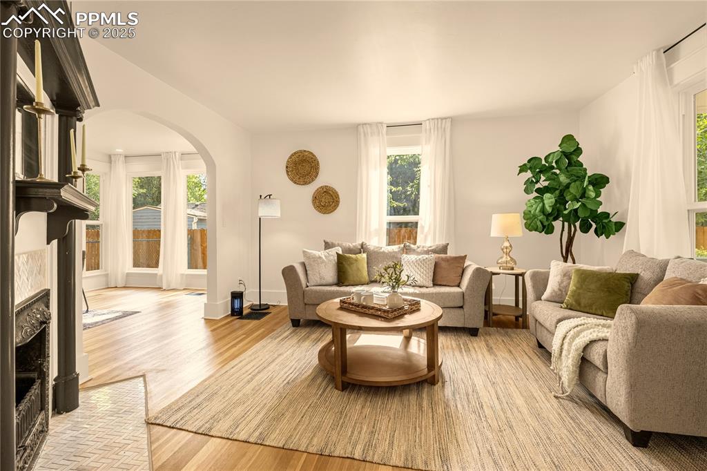 Image 12 of 50: Living Room