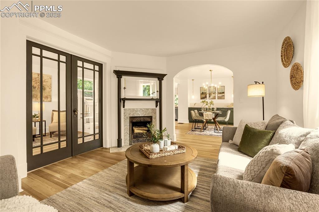 Image 14 of 50: Living Room