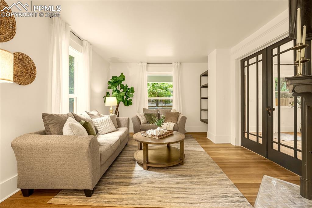 Image 16 of 50: Living Room