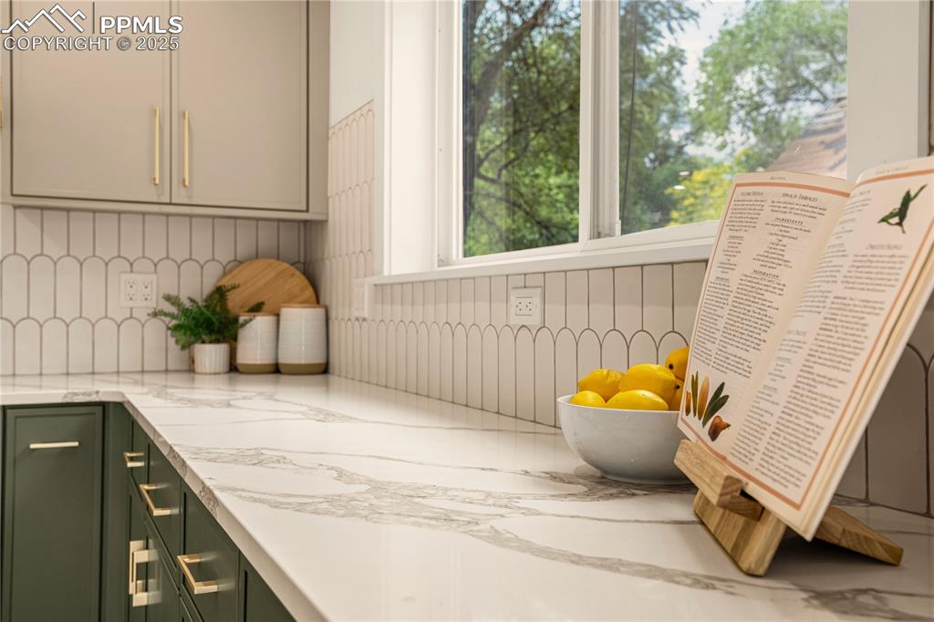 Image 17 of 50: Kitchen