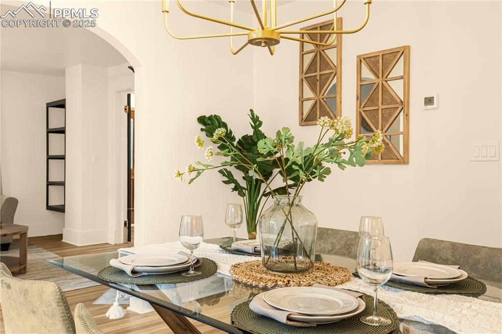 Image 20 of 50: Dining Area