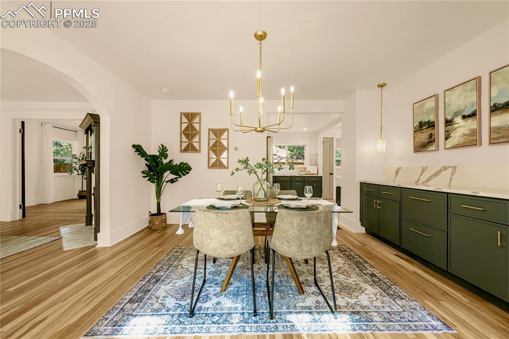 Image 21 of 50: Dining Area