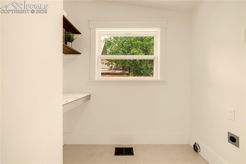 Image 25 of 50: Laundry