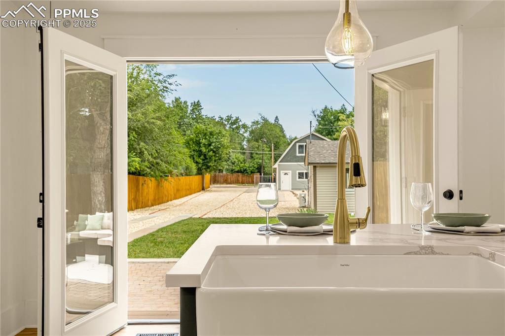 Image 26 of 50: Kitchen