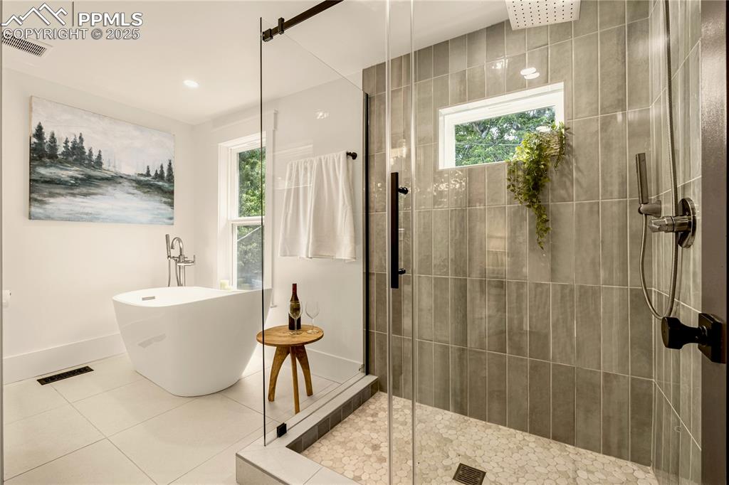 Image 28 of 50: Bathroom