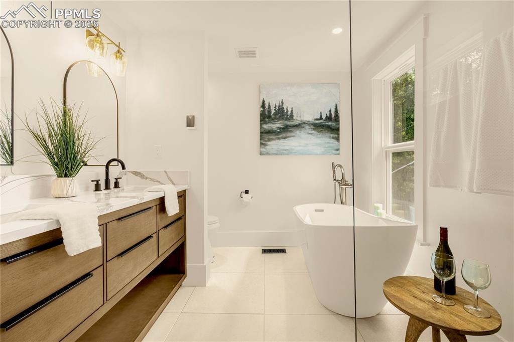 Image 29 of 50: Bathroom