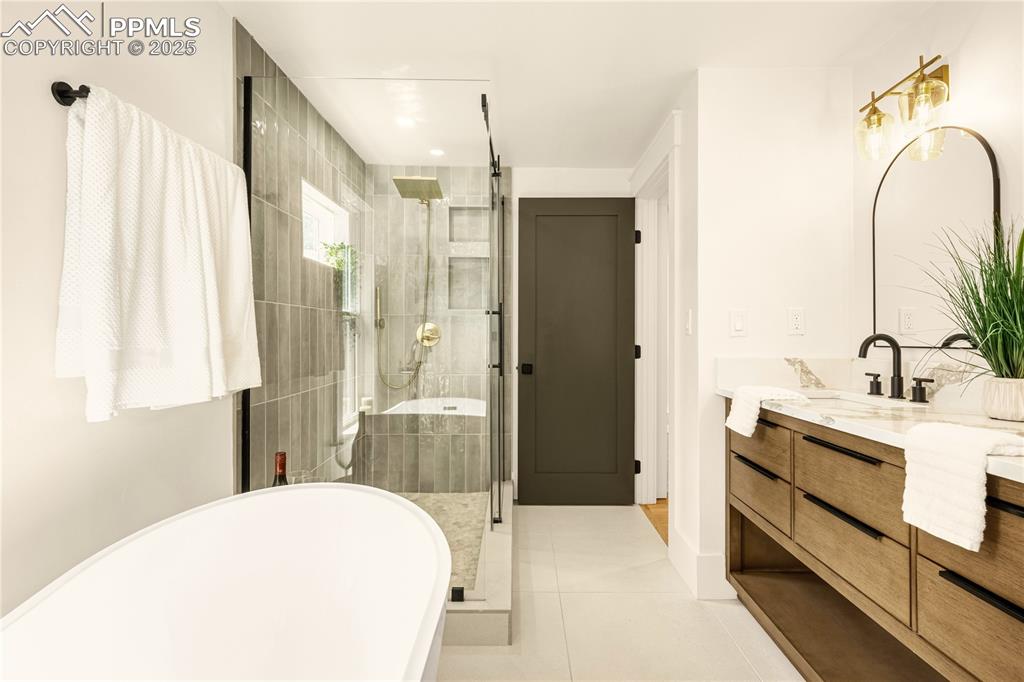 Image 31 of 50: Primary bath has 5 pieces