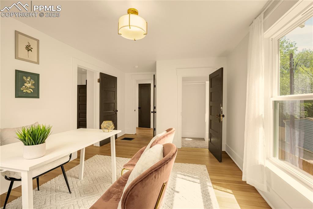 Image 33 of 50: Bedroom