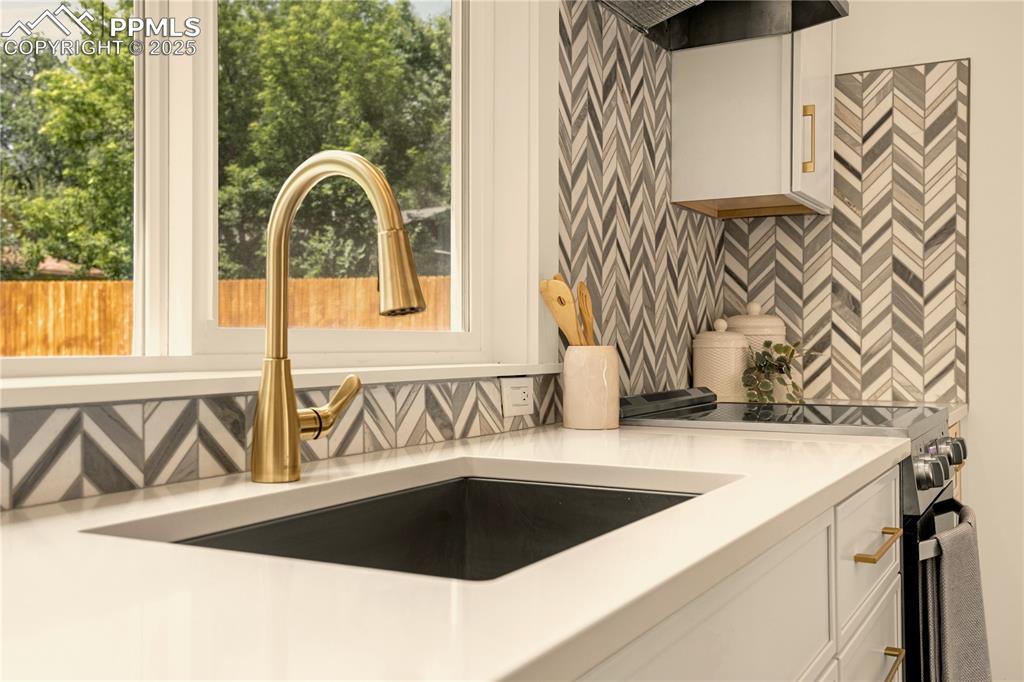 Image 42 of 50: Cottage Kitchen