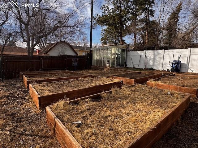 Image 15 of 17: Yard