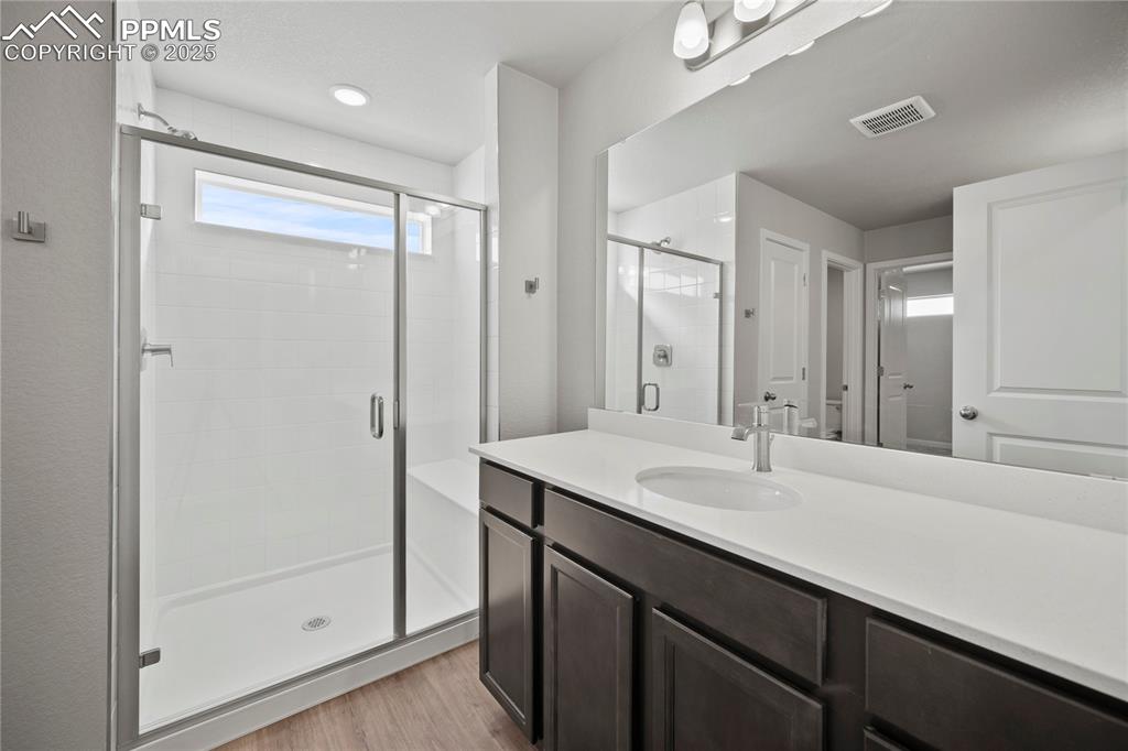 Image 26 of 32: Bathroom