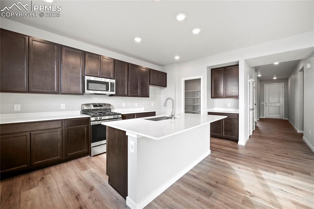 Image 7 of 32: Kitchen