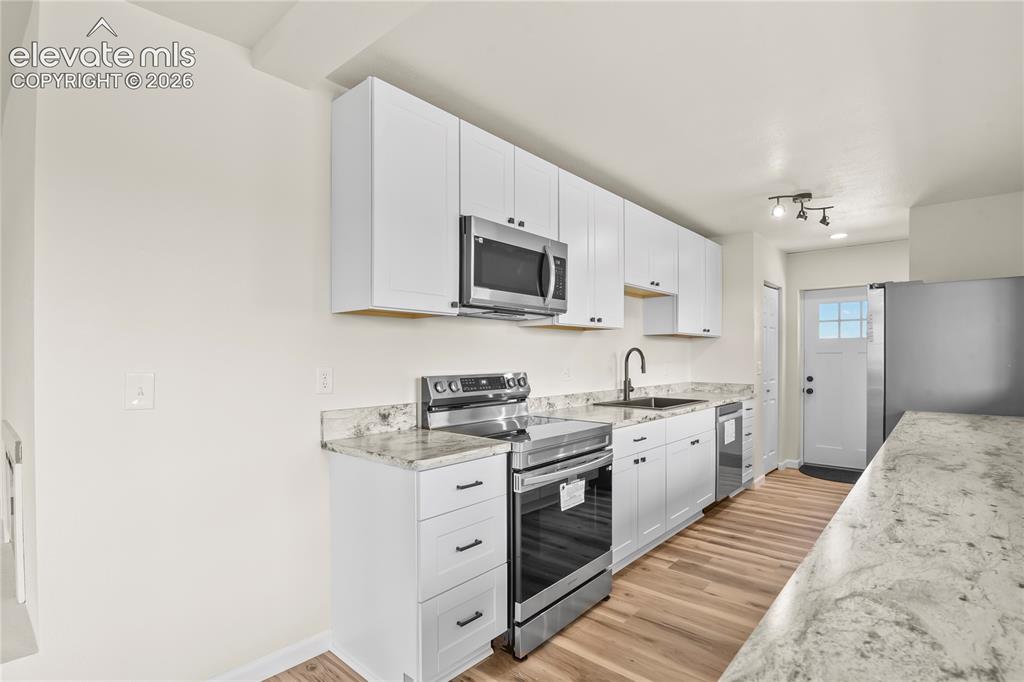 Image 6 of 45: Kitchen