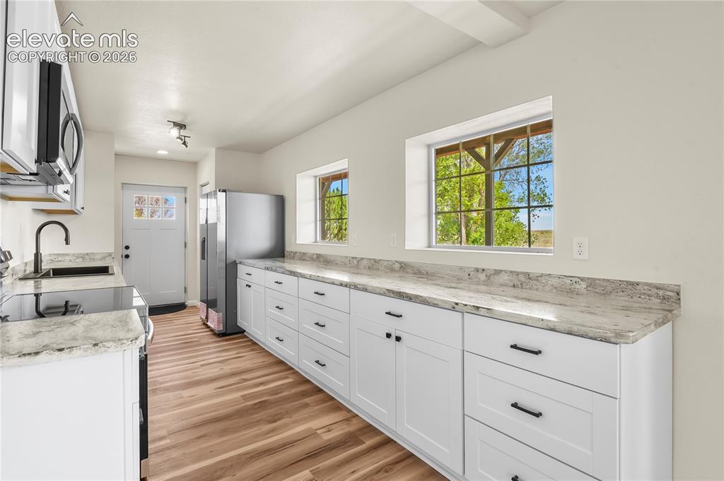 Image 8 of 45: Kitchen