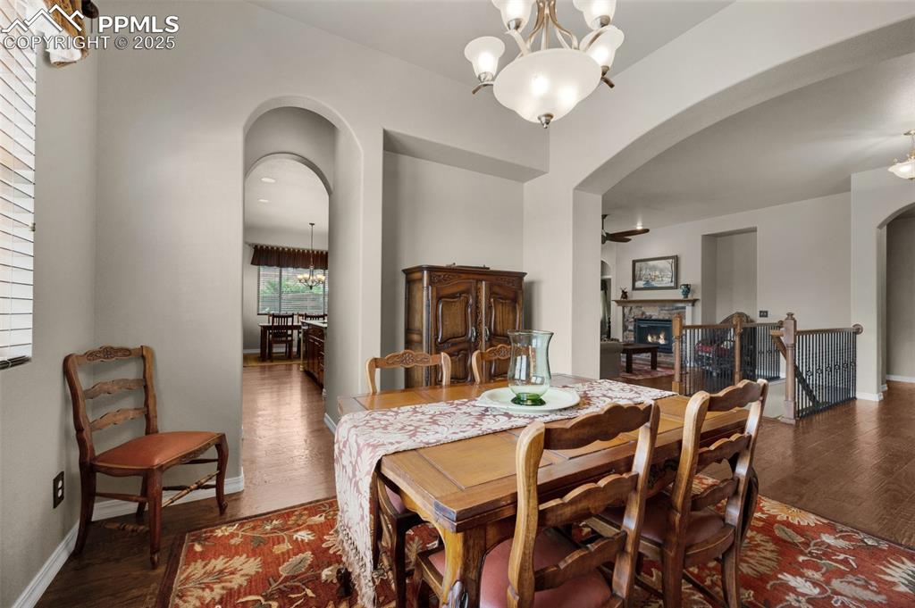 Image 14 of 50: Dining Room