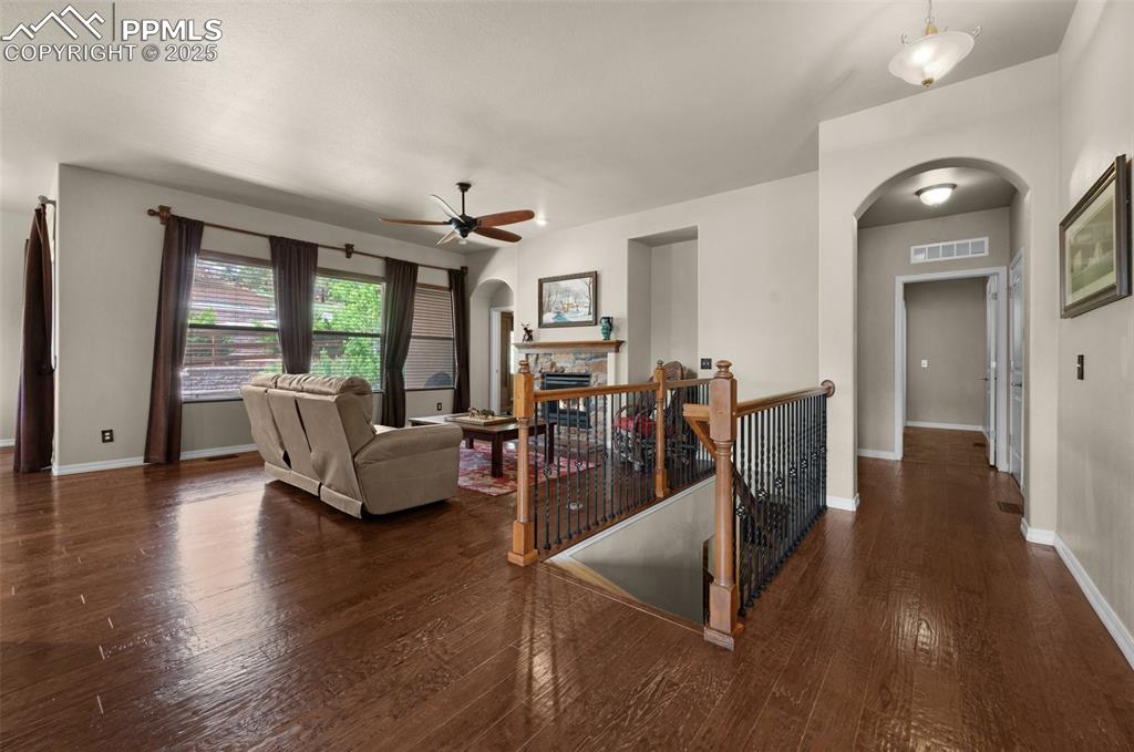 Image 15 of 50: Gorgeous hardwood floors!