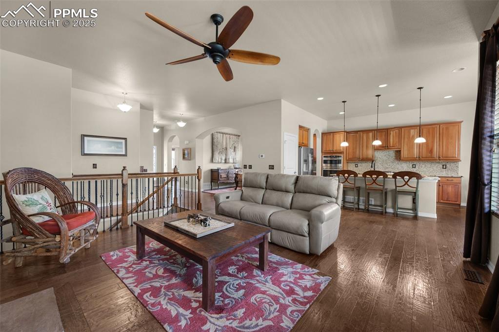 Image 17 of 50: Vaulted ceiling