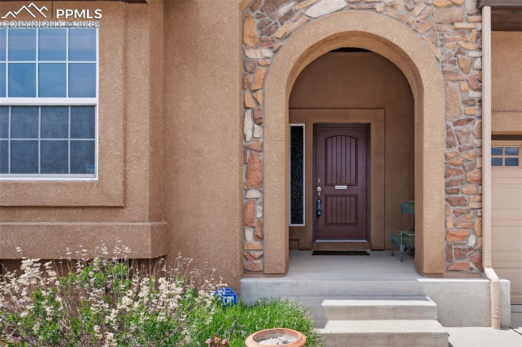 Image 5 of 50: Arched entryway