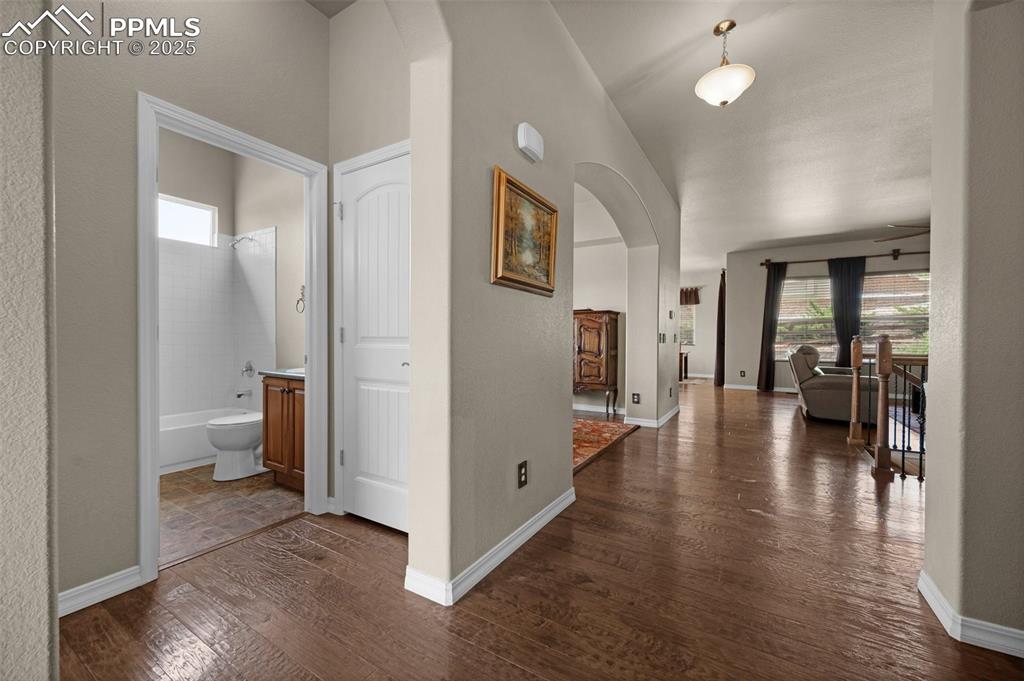Image 7 of 50: Foyer