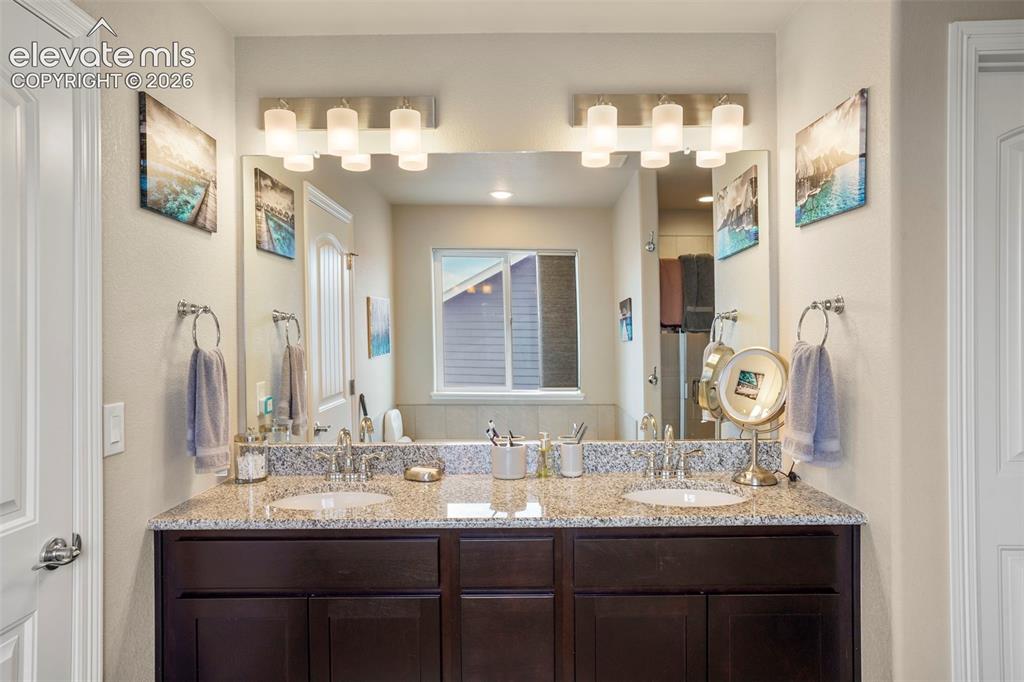 Image 10 of 32: Bathroom