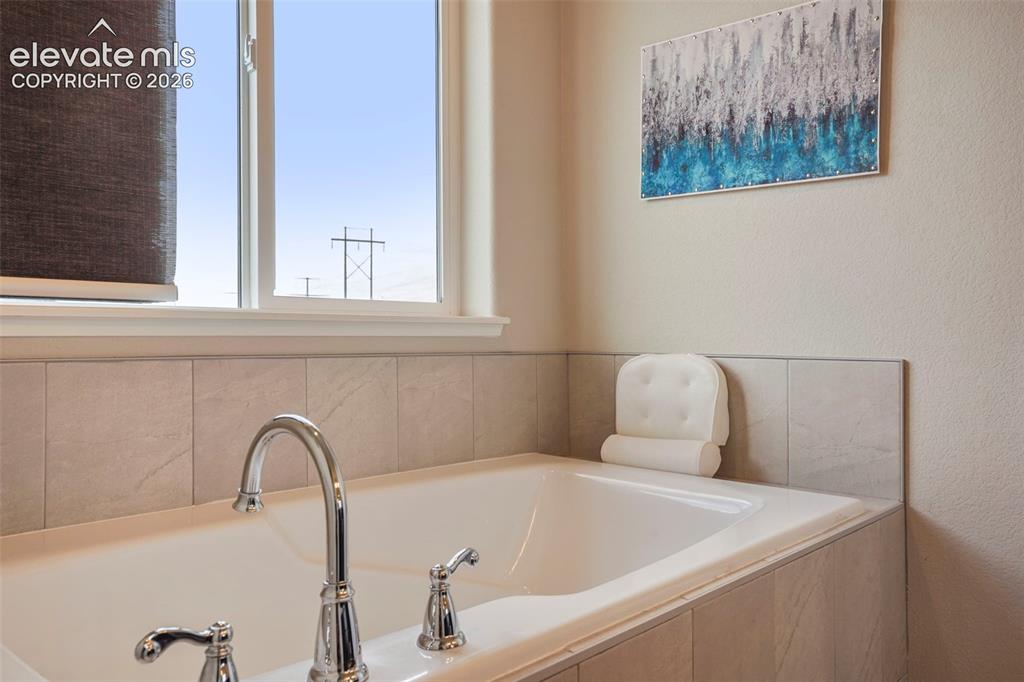 Image 11 of 32: Bathroom