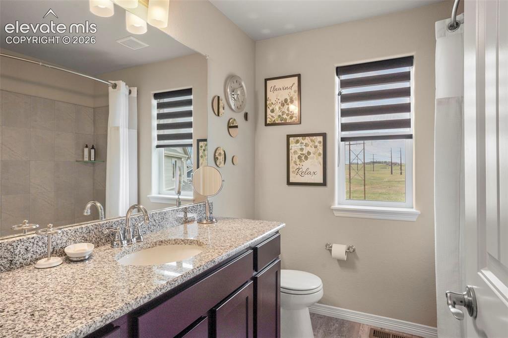 Image 15 of 32: Bathroom